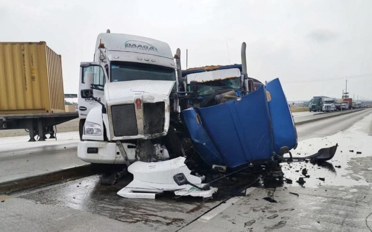 Choque vehicular entre tráiler y un camión de volteo en el Bulevar de los Ríos, Altamira.