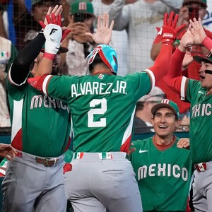 Nacho Álvarez Jr hizo el primer home run para México en el Clásico Mundial de Beisbol 2026 y lo festejó con máscara de 'Nacho Libre'