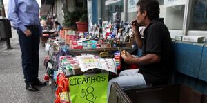El aumento en el precio de las cajetillas ha llevado a algunos fumadores a buscar alternativas más económicas.
