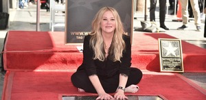 Christina Applegate posa en la ceremonia en la que se le entregó una estrella en el Paseo de la Fama de Hollywood, en 2022. | Foto: AP