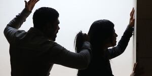 Imagen ilustrativa de la violencia familiar; un hombre agrede físicamente a una mujer, su pareja.