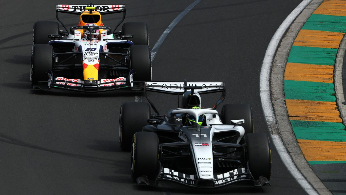 Checo Pérez y Liam Lawson se enfrascan en pelea durante el GP de Australia (AFP)