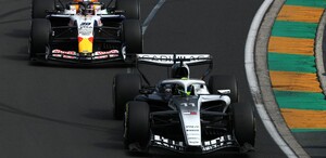 Checo Pérez y Liam Lawson se enfrascaron en una discusión luego de un incidente de carrera durante el Gran Premio de Australia