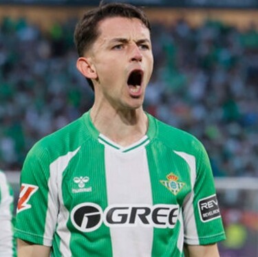 Javier Aguirre asiste a partido del Betis para ver a Álvaro Fidalgo