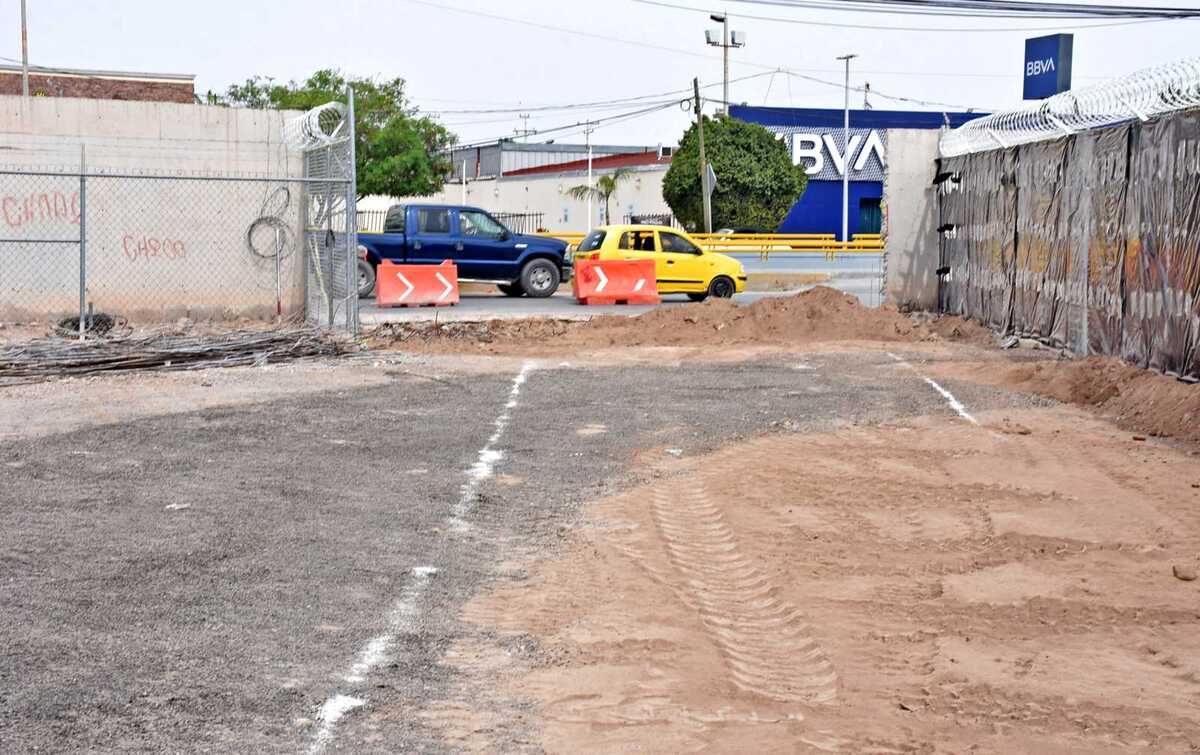 Obras Públicas de Torreón habilitará un paso provisional en predios del aeropuerto Francisco Sarabia para reducir el tráfico en la zona.|Roberto Amaya