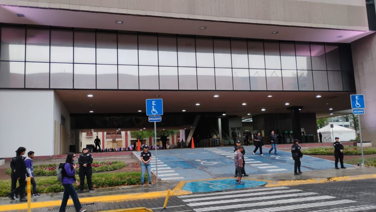 Palacio municipal de Monterrey rodeado de seguridad | Gabriela Garza