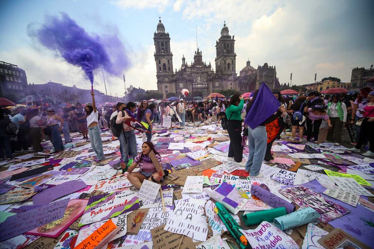 Zócalo de la CdMx se pintó de violeta con arribo de miles de mujeres por 8M. | Foto: Araceli López