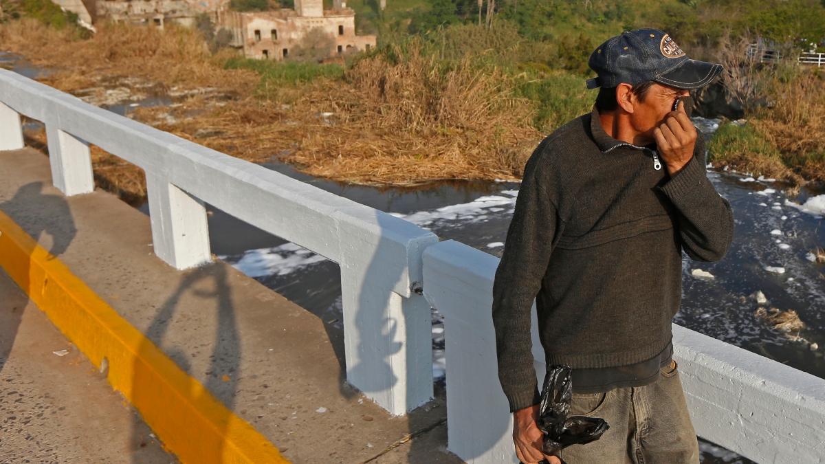 El agua del AMG llega a los hogares con olores fétidos y color chocolatoso (Foto: Fernando Carranza)
