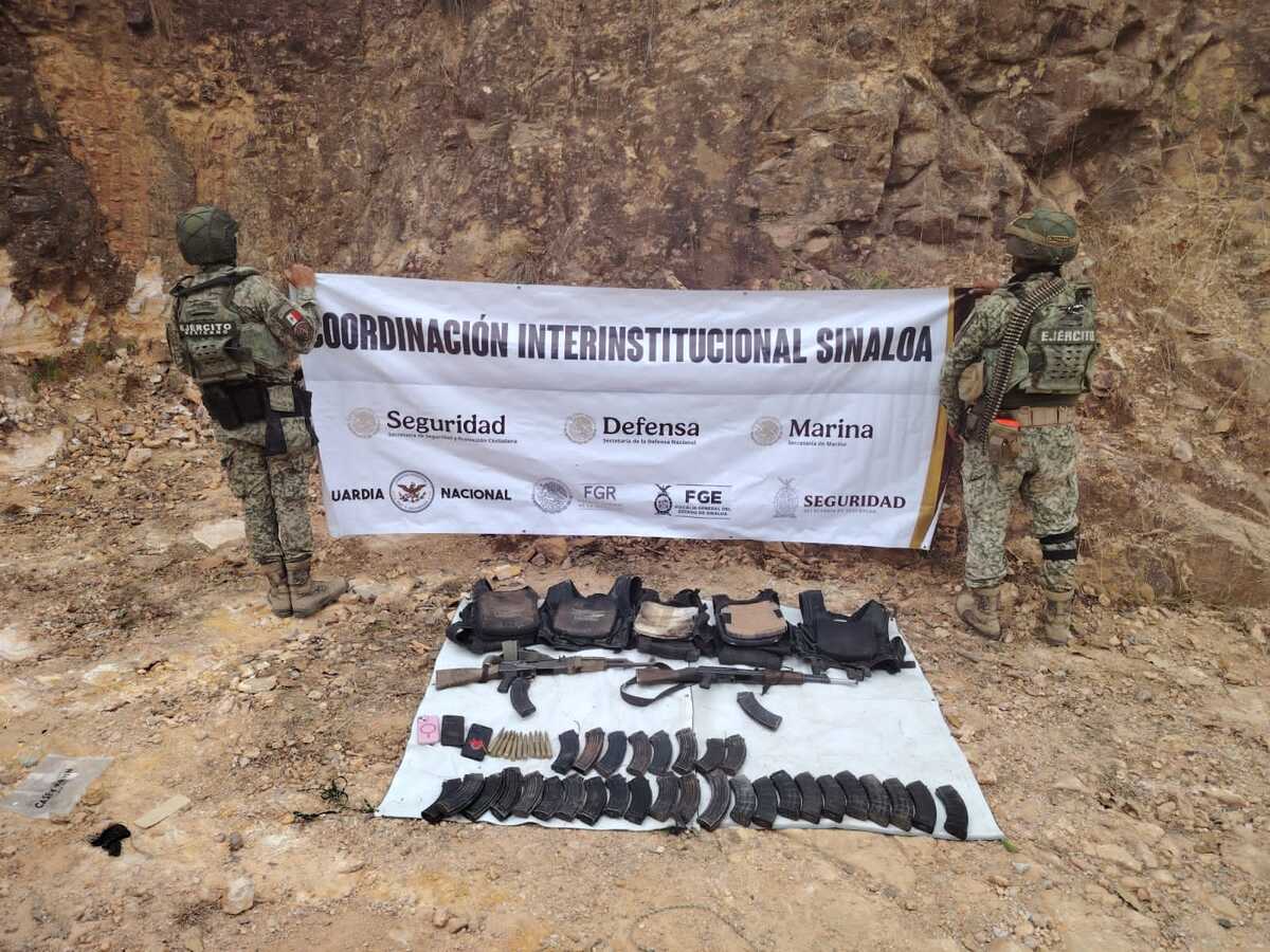 Autoridades aseguraron armamento y equipo táctico tras un enfrentamiento en Sinaloa. | Especial