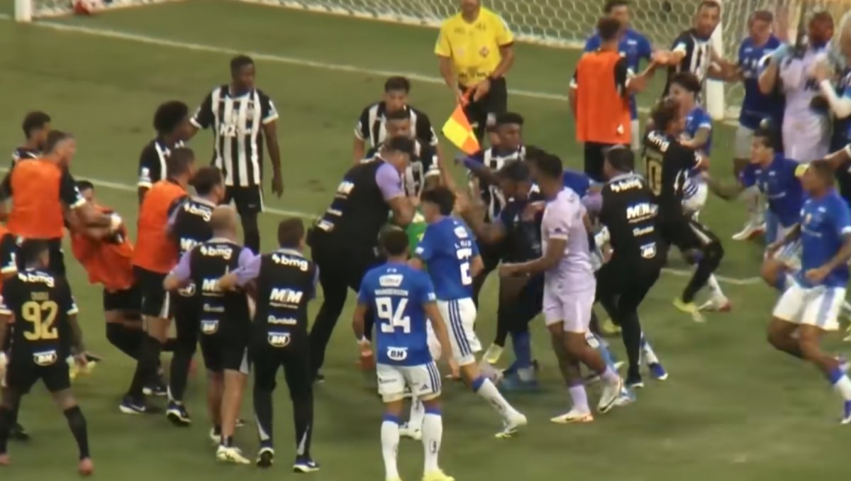 Batalla campal entre jugadores del Cruzeiro y Mineiro deja 23 expulsados (Captura YouTube TNT Sports Brasil)
