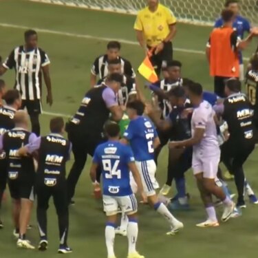 La batalla campal entre los futbolistas del Cruzeiro y Mineiro del campeonato estatal de Minas Gerais dejó un saldo de 23 expulsiones.