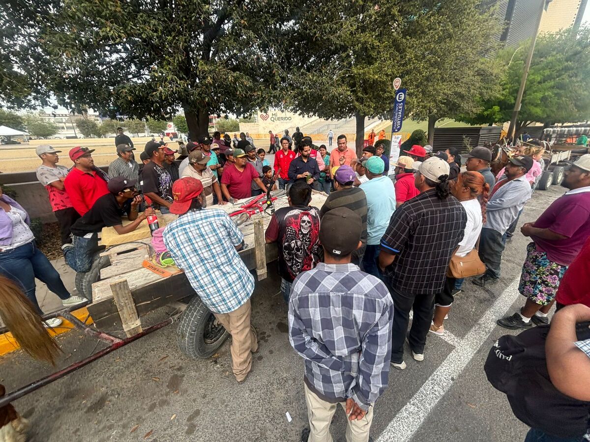 Carromateros y comerciantes se manifiestan en Plaza Mayor de Torreón.| Cristian Morúa.