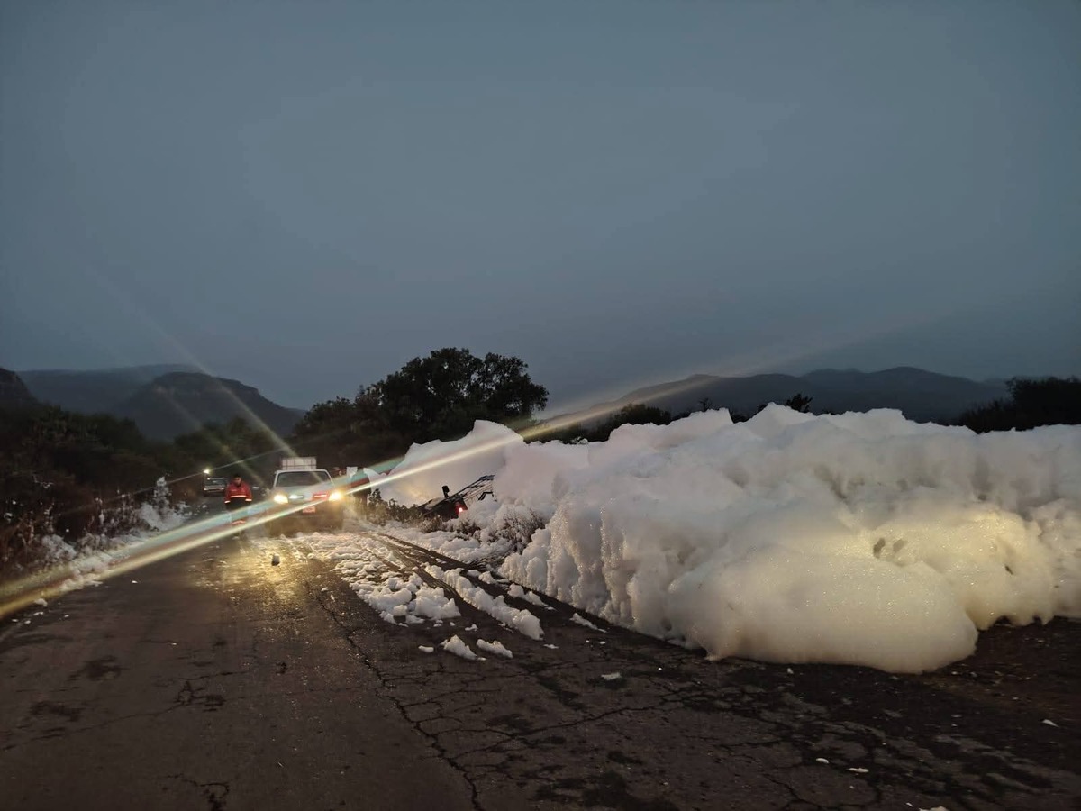 Espuma acumulada sobre la carretera Chilcuautla–Alfajayucan afecta la visibilidad de automovilistas.