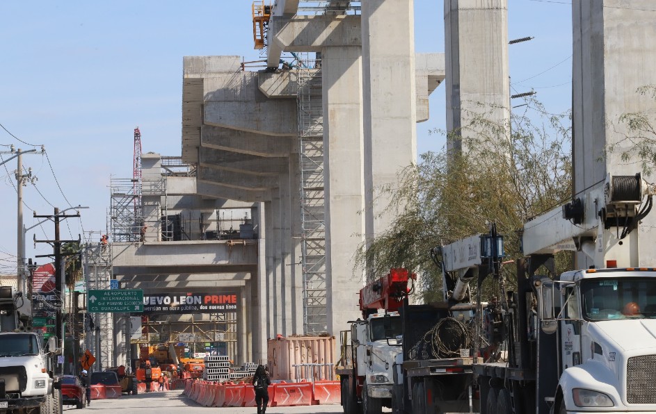 Las estructuras de la Línea 6 avanzan sobre el trazado actual mientras los trenes omiten esta parada por seguridad. / Roberto Alanís