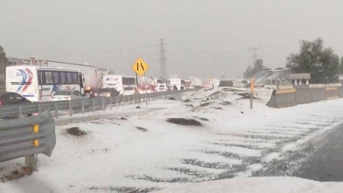 Granizo y lluvia colapsan la México-Pachuca. | Foto: Especial