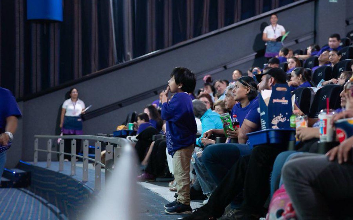 Iniciativa permite a niñas y niños neurodivergentes y sus familias disfrutar del cine.