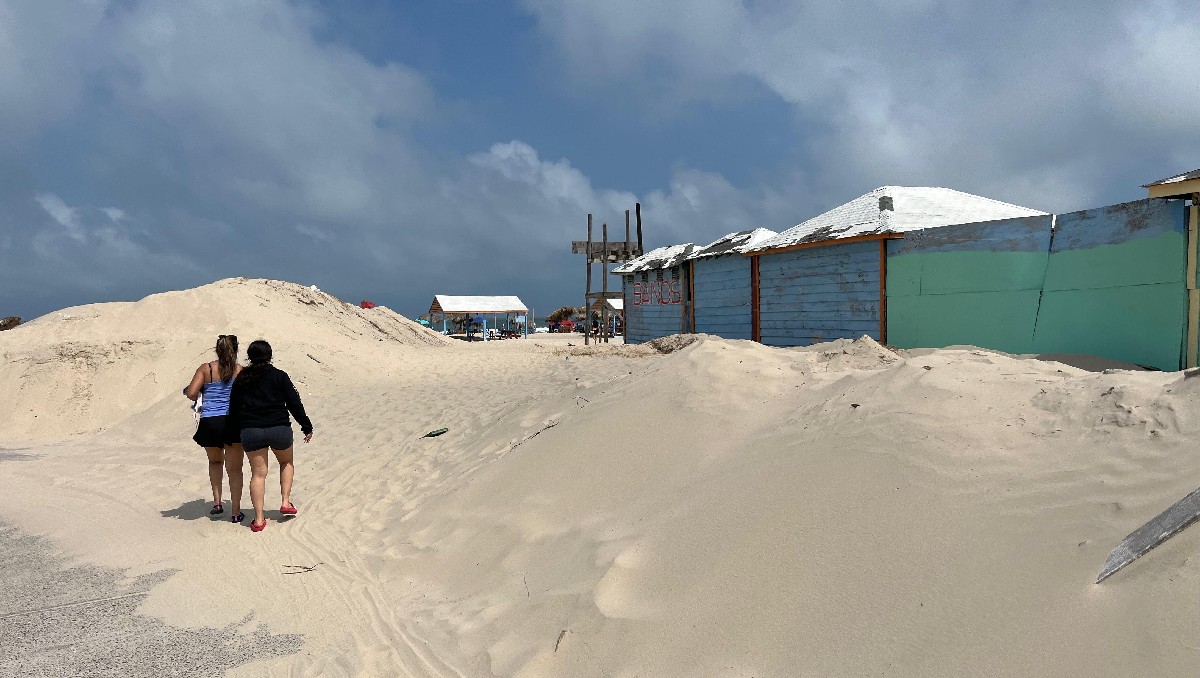 Montículos de arena bloquean los accesos en Playa Miramar. (Yazmín Sánchez)
