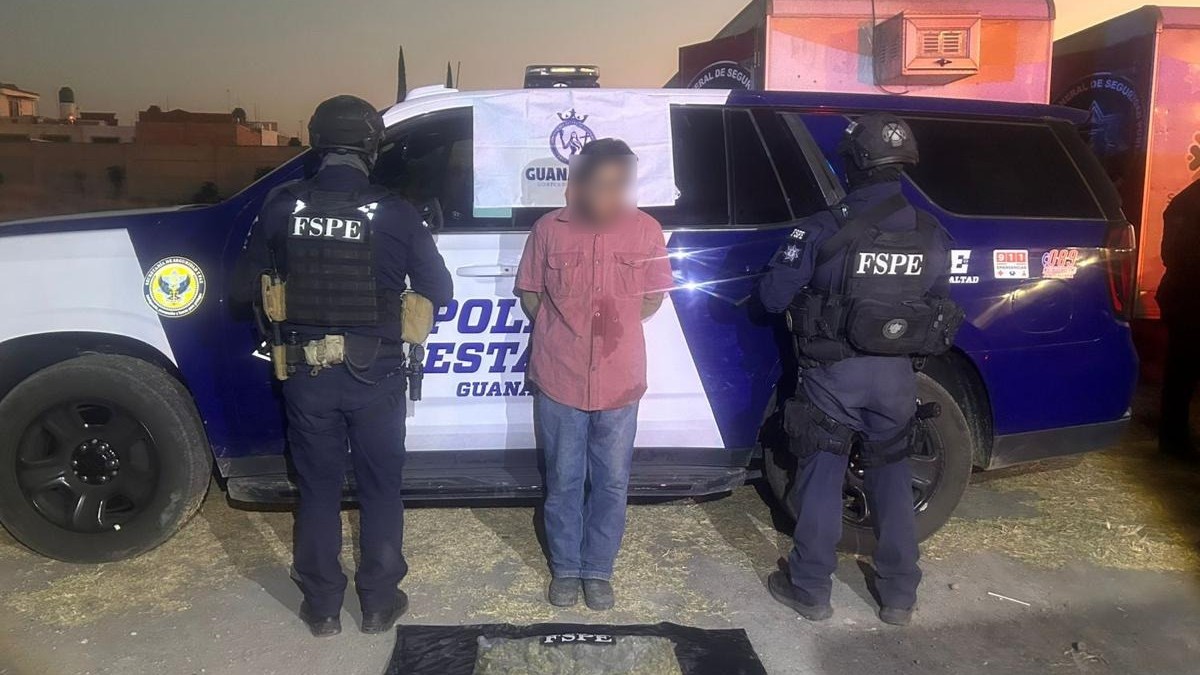 Los oficiales localizaron una bolsa que contenía hierba seca con características de la marihuana. | Especial.