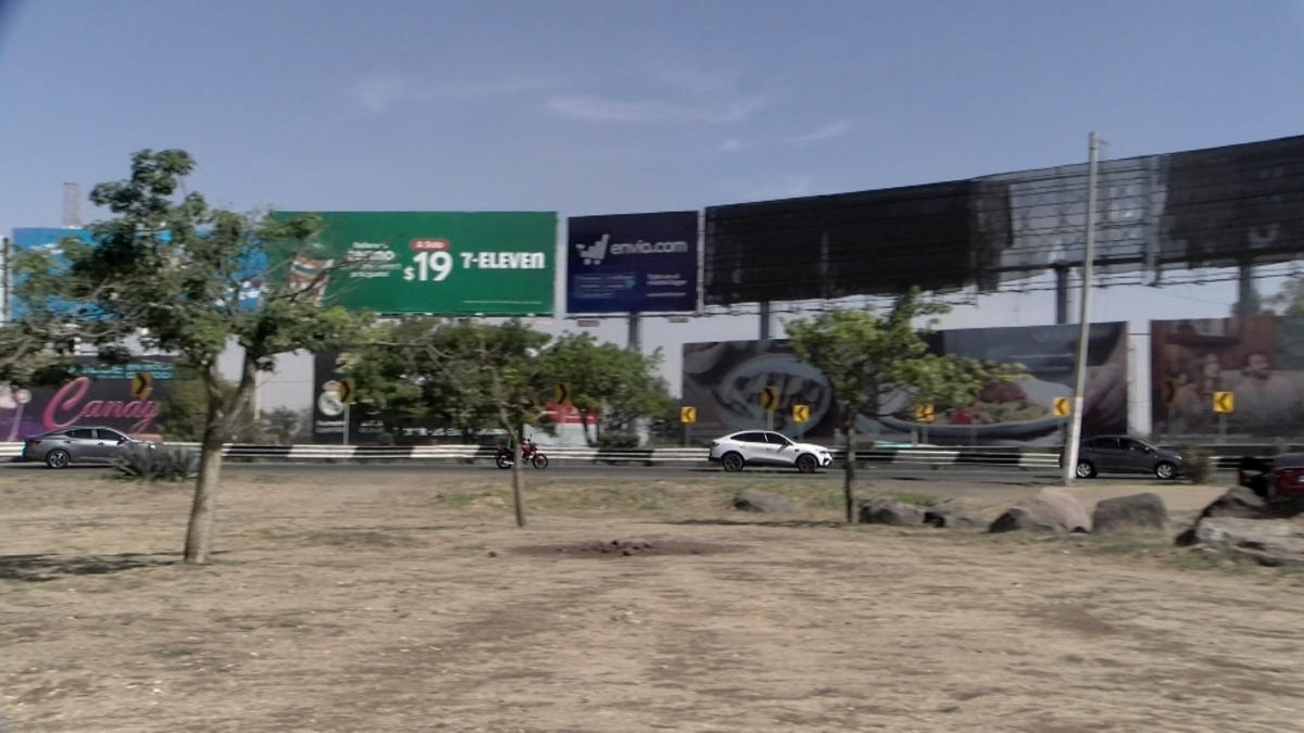 El pasajero tendrá que caminar hasta pie de carretera para solicitar el servicio de transporte en plataforma (Foto: Alan Castellanos)