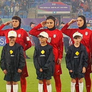 Selección Femenina de Irán entonan el himno durante la Copa Asiática.