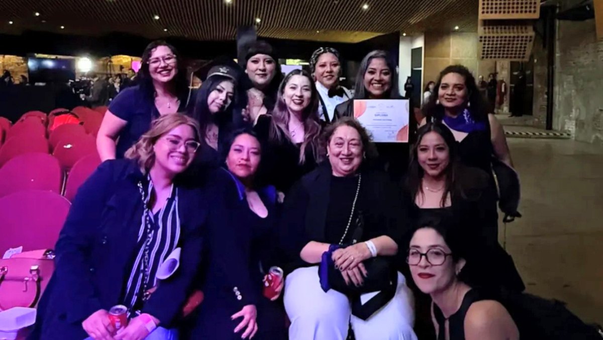 Tatiana Briseño y graduadas de "Belleza por un Futuro". Foto: Especial.