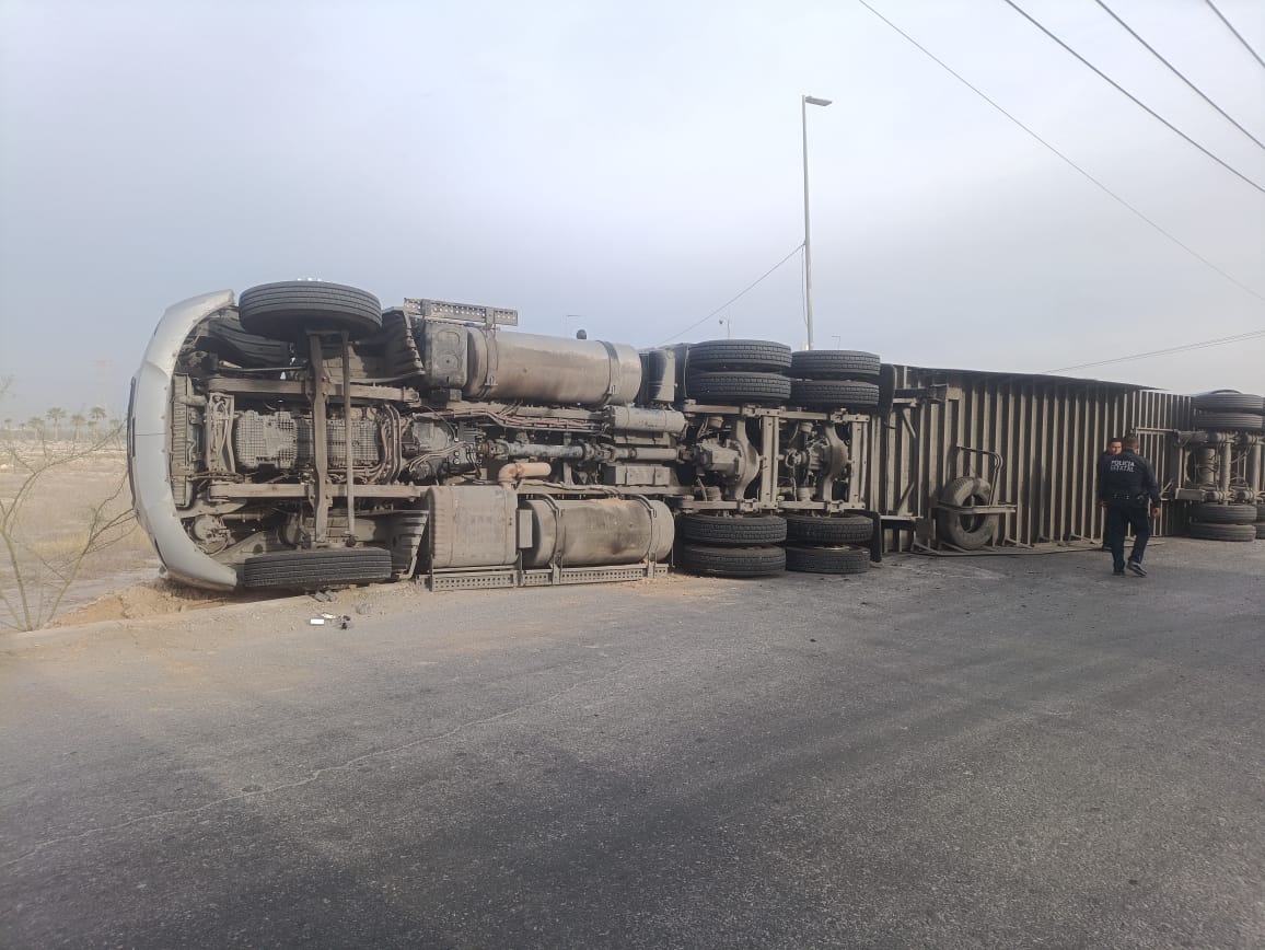 Tráiler vuelca en el bulevar San Pedro y su chofer resulta ileso. | Especial