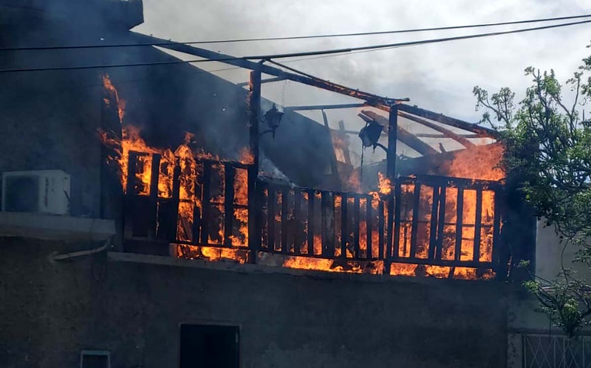 Abuelita logra salir de incendio en Gómez Palacio. | Foto: Especial