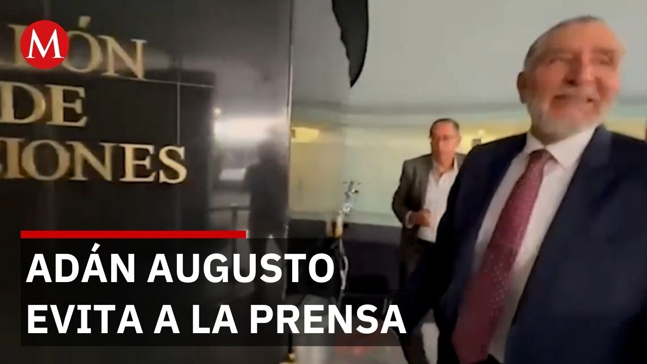 Adán Augusto López es visto en el Senado y se niega a dar entrevistas