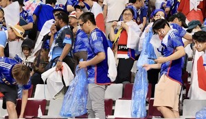 Aficionados de Japón limpian gradas de estadio en Qatar 2022
