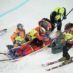 Cassie Sharpe, atleta canadiense, sufrió una brutal caída durante los Juegos Olímpicos de Invierno 2026 y fue evacuada en camilla
