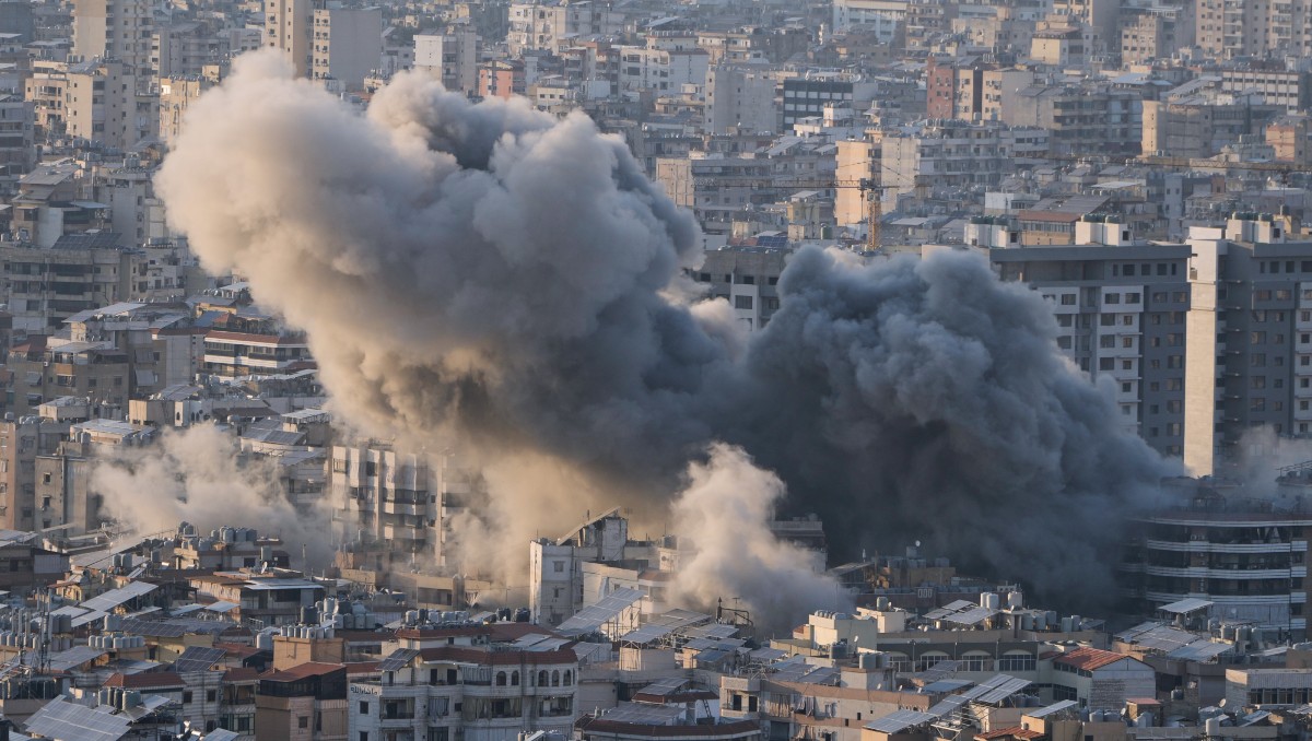 Columnas de humo provocadas por un ataque aéreo israelí en Dahiyeh, al sur de Beirut. | AP