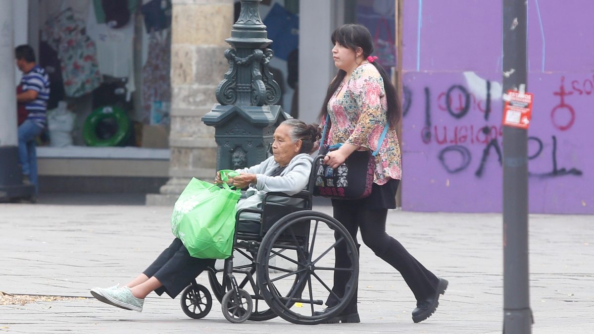 Quien cuida en casa generalmente son mujeres de entre 36 y 65 años, hijas, esposas o incluso nueras (Foto: Fernando Carranza)
