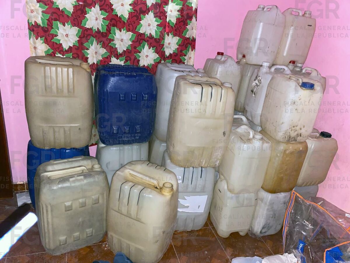 Durante el cateo fueron localizados 39 bidones con hidrocarburo