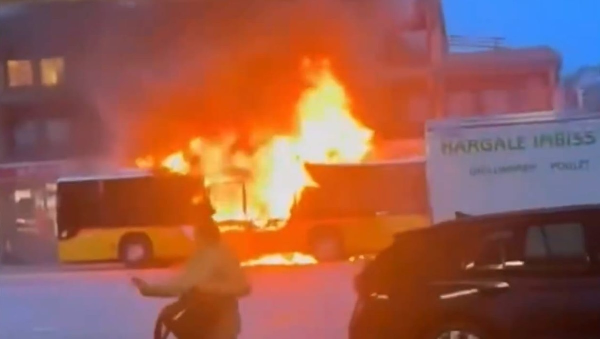 Elementos de emergencias acordonaron la zona para asistir a los heridos. | EFE