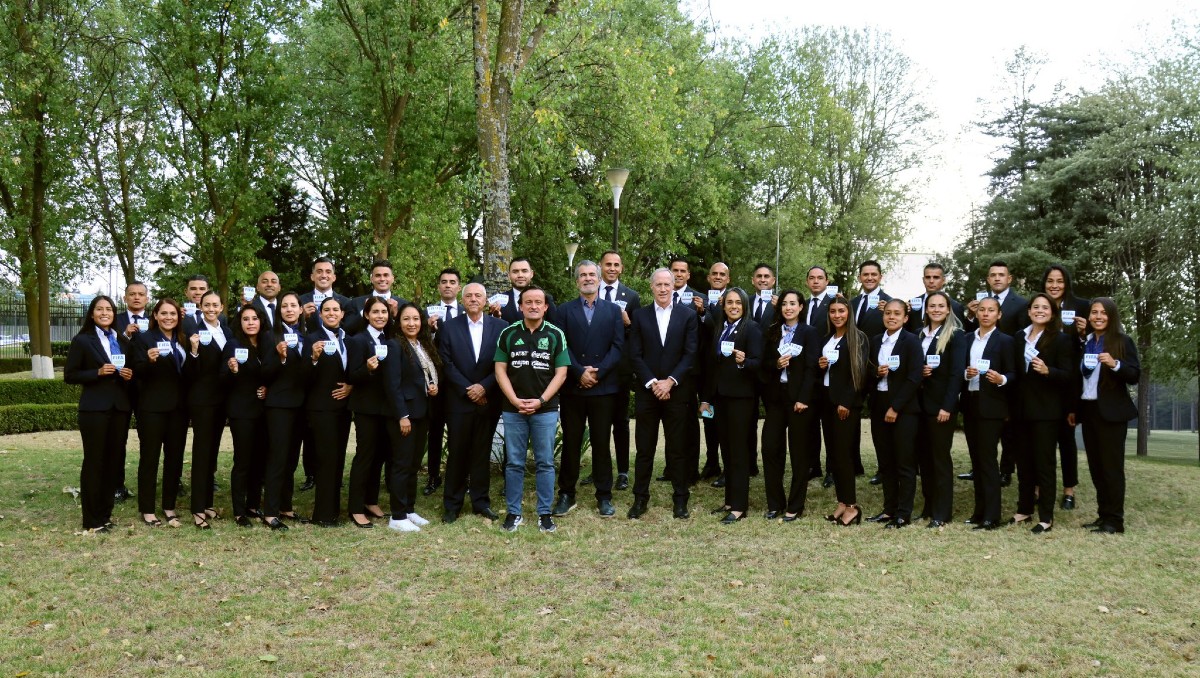 Entregan gafetes FIFA a árbitras y árbitros mexicanos (X @MikelArriola)
