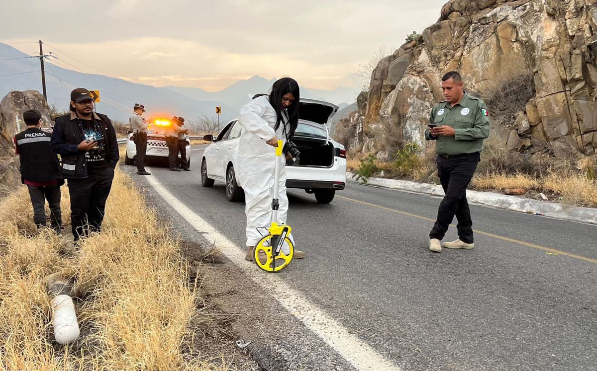 Familia vuelca y cae a barranco en Coahuila. | Foto: Especial