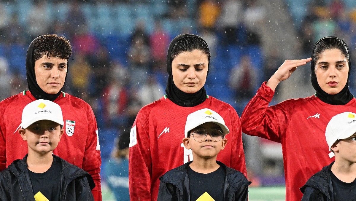 Siete jugadoras de Irán reciben asilo en Australia y el resto del equipo vuela a Malasia (AP)
