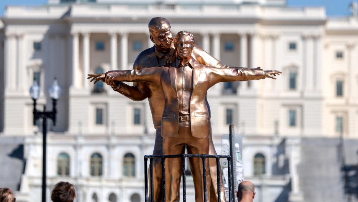 Así luce la figura de mandatario y el magnate colocada por Secret Handshake. | Reuters