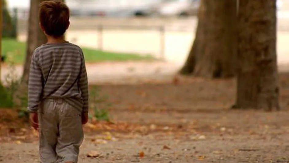 Niño caminando. | Foto de archivo
