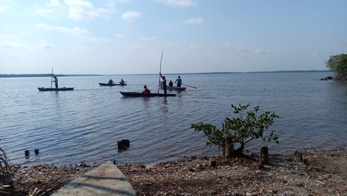 Pescadores y habitantes reportan presencia de chapopote en playas del sur de Veracruz y Tabasco tras derrame petrolero. | Especial.