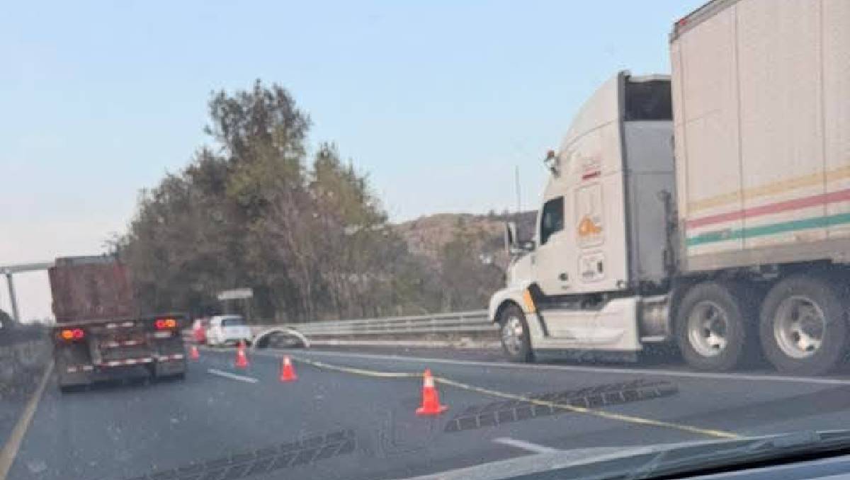 El tráiler ocupa dos carriles de la autopista Chamapa-Lechería, lo cual limita la circulación. Foto: (Especial)