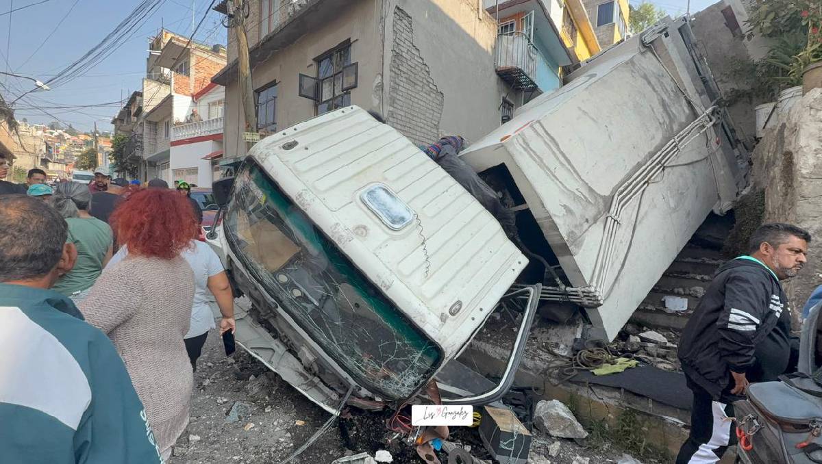 La volcadura de un camión de basura se registró el lunes 9 de marzo en San Mateo Nopala. Foto: (Especial)