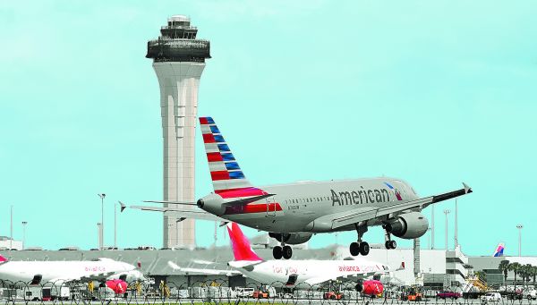 American Airlines, entre las firmas que afrontarán costos adicionales. MARTA LAVANDIER/AP