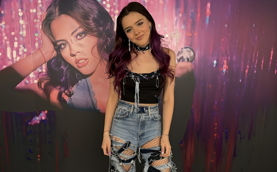 Ana Sofi W presenta su nuevo sencillo Manual, que formará parte de su segundo álbum Narcisista.