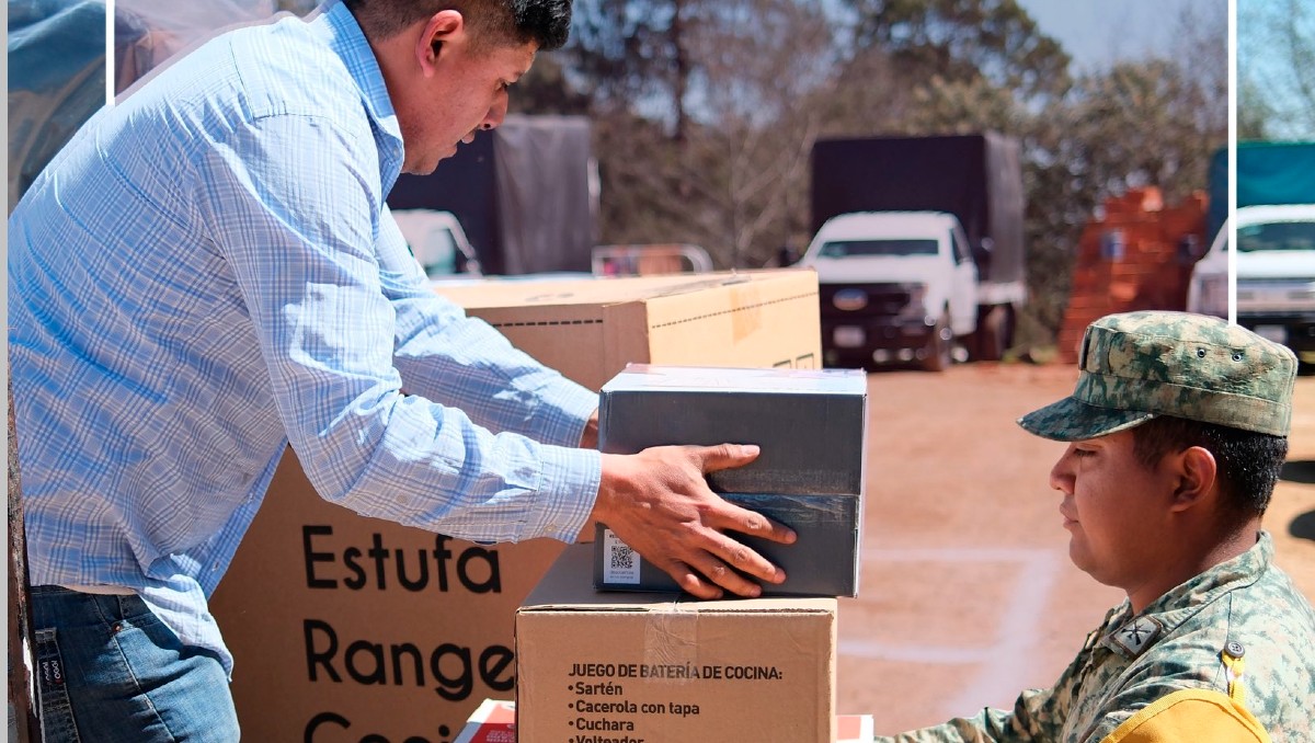 Ariadna Montiel conitnua ayudando a familias afectadas. | Especial