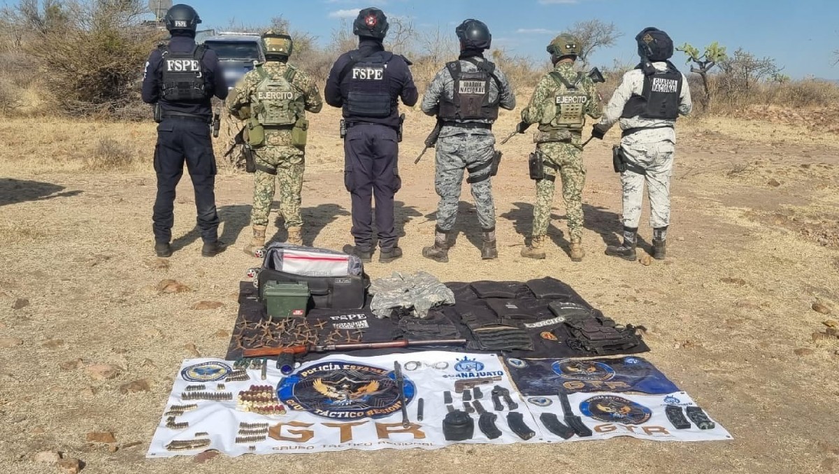 Autoridades estatales y federales aseguraron armas, municiones y equipo táctico durante un operativo en Juventino Rosas