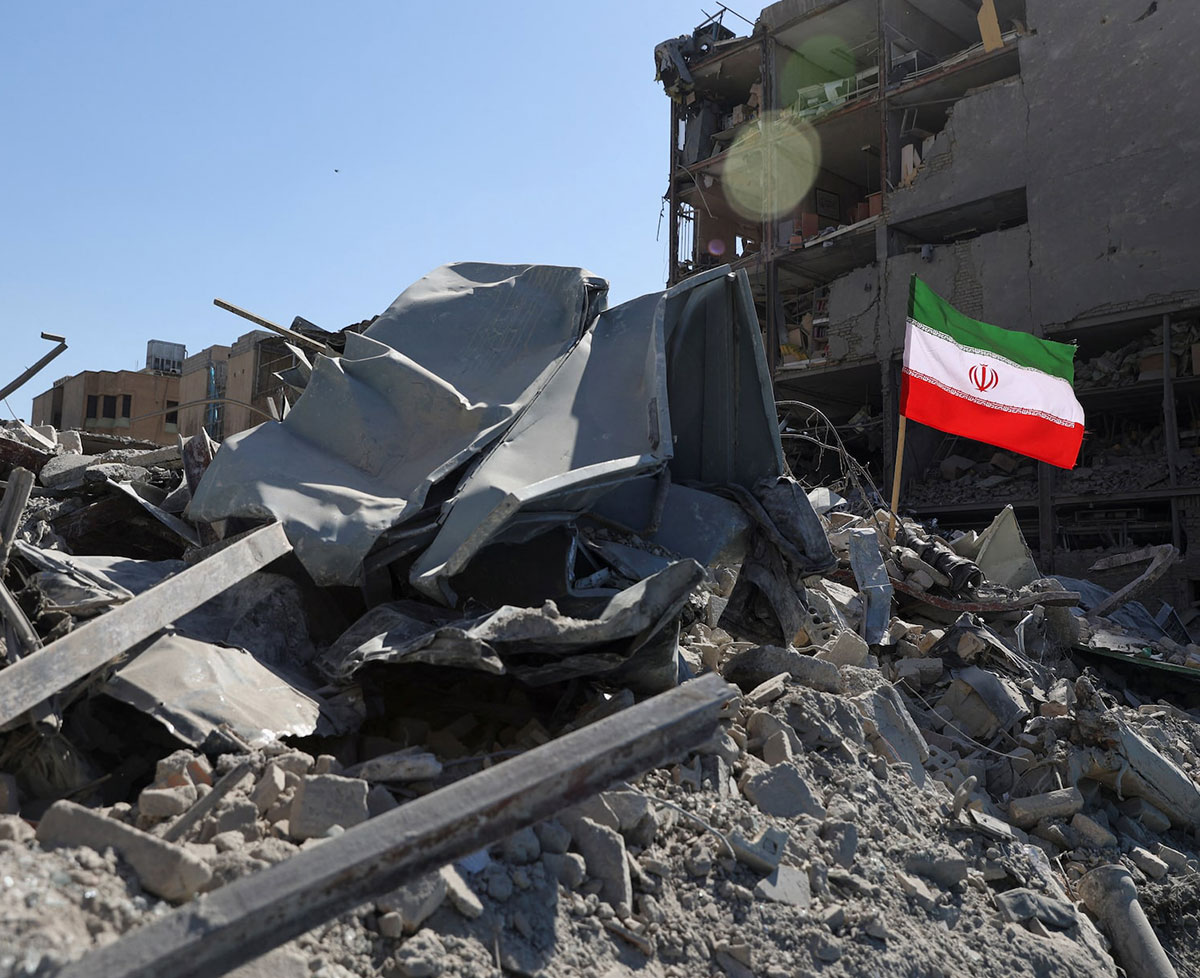 .La bandera iraní se mantiene levantada en medio de la destrucción. Reuters.