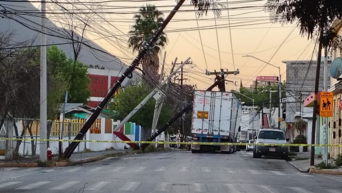 La caída de postes dejó sin energía eléctrica y telecomunicaciones a la colonia Jardín Español | Agustín Martínez