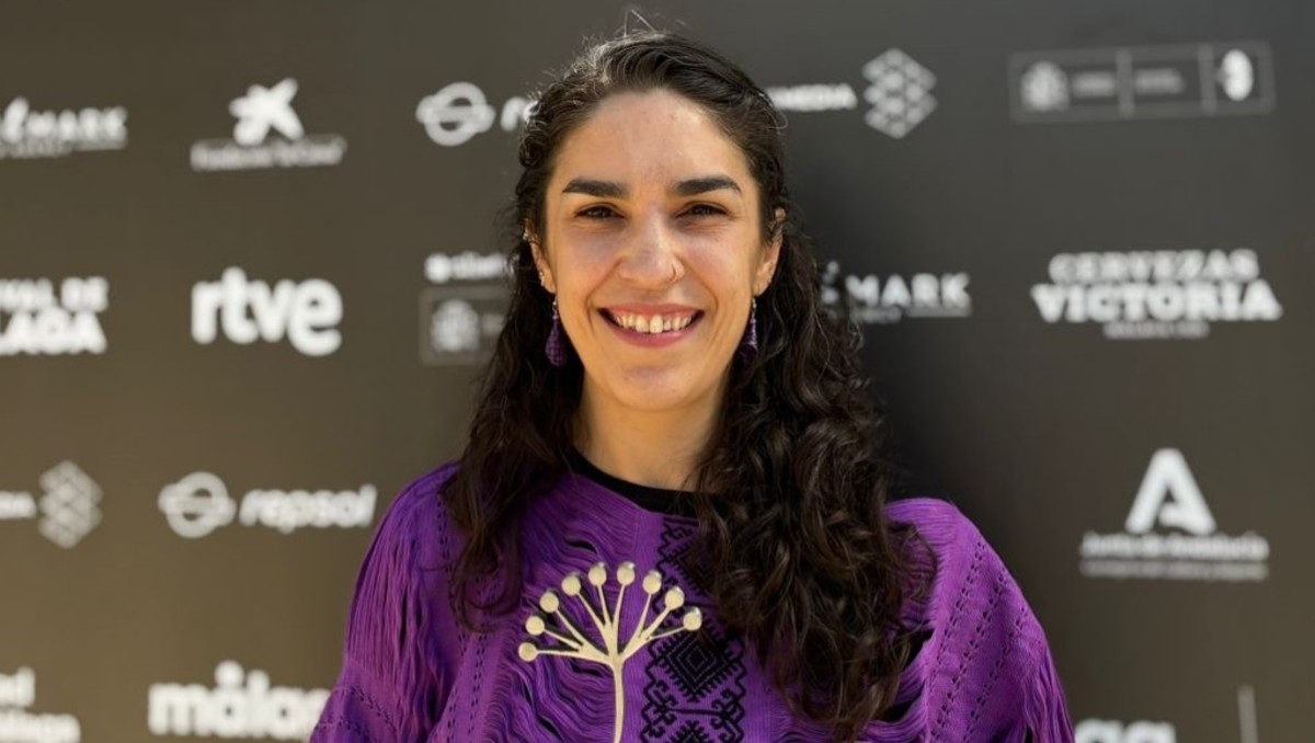 Cato con el premio que obtuvo en el Festival de Málaga. | Instagram