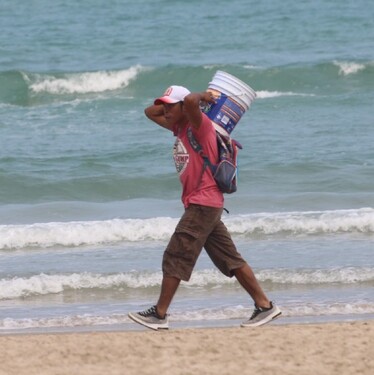 Comercio informal en playa Miramar. | Sergio Sánchez